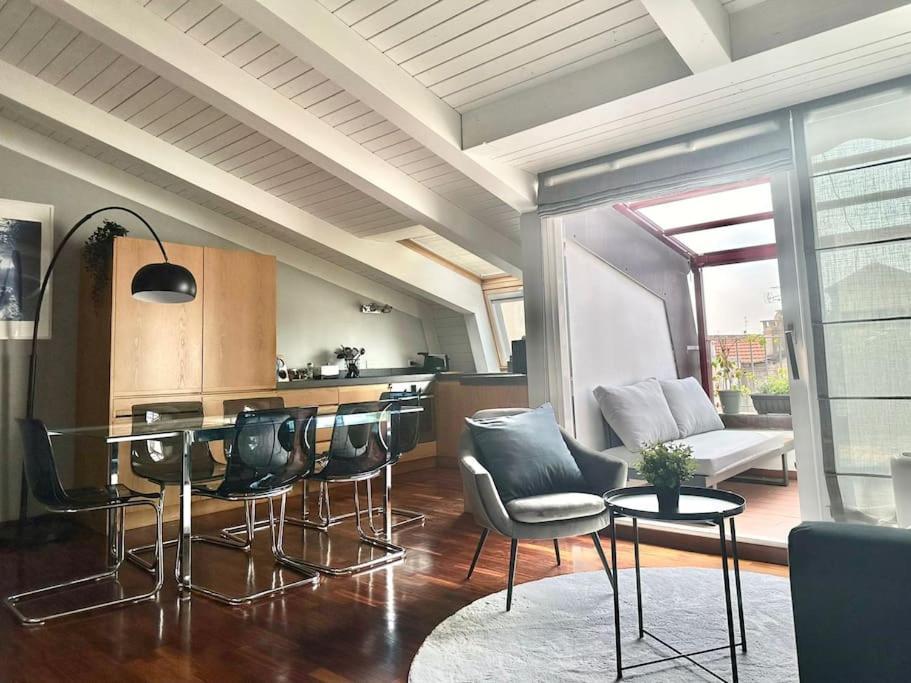 Apartamento Penthouse With Patio & 2 Baths, 10 Min To Duomo Milán Exterior foto
